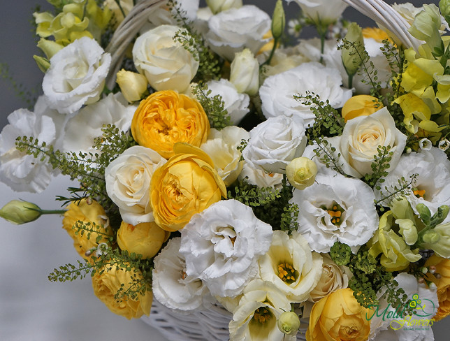 Композиция с жёлтой пионовидной розы и эустомой Фото